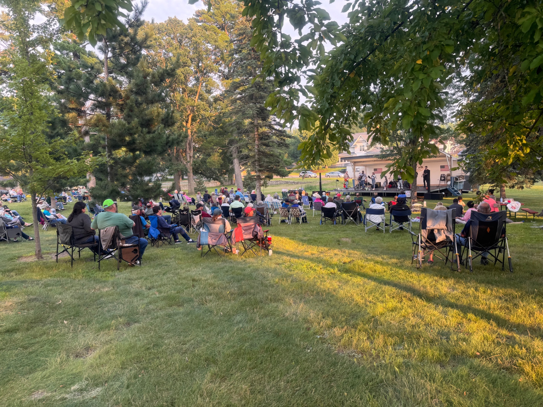 A full house under the oaks